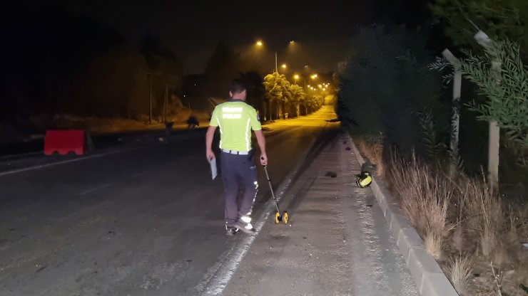 Refüje çarpıp devrilen motosikletin sürücüsü öldü