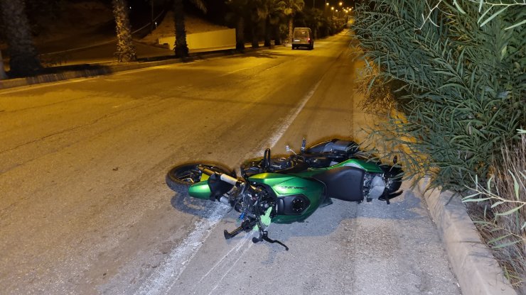 Refüje çarpıp devrilen motosikletin sürücüsü öldü