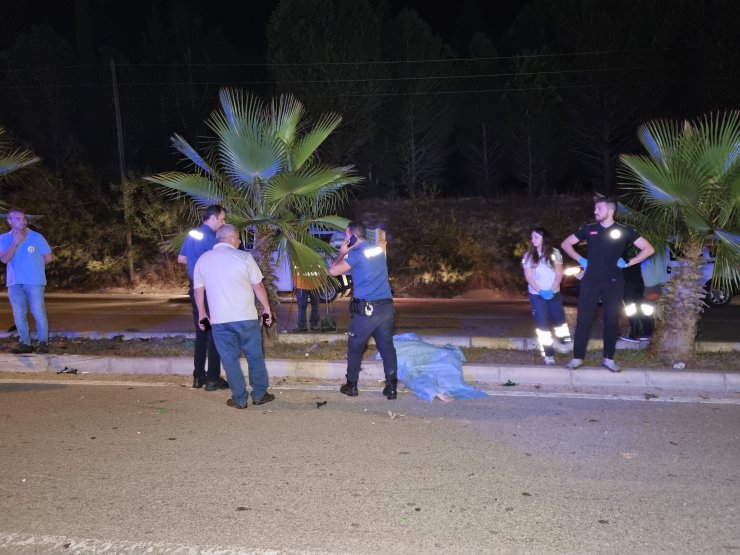 Refüje çarpıp devrilen motosikletin sürücüsü öldü