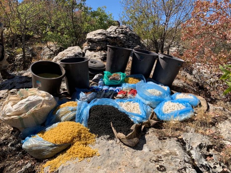 Terör örgütü PKK'ya ait yaşam malzemesi ele geçirildi
