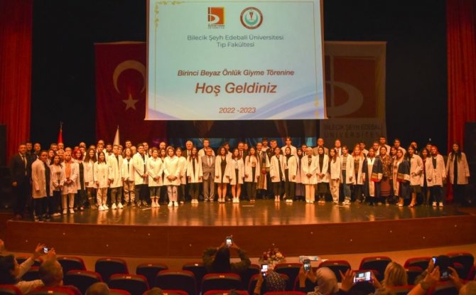 Tıp fakültesi öğrencileri beyaz önlüklerini giydiler