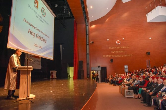 Tıp fakültesi öğrencileri beyaz önlüklerini giydiler