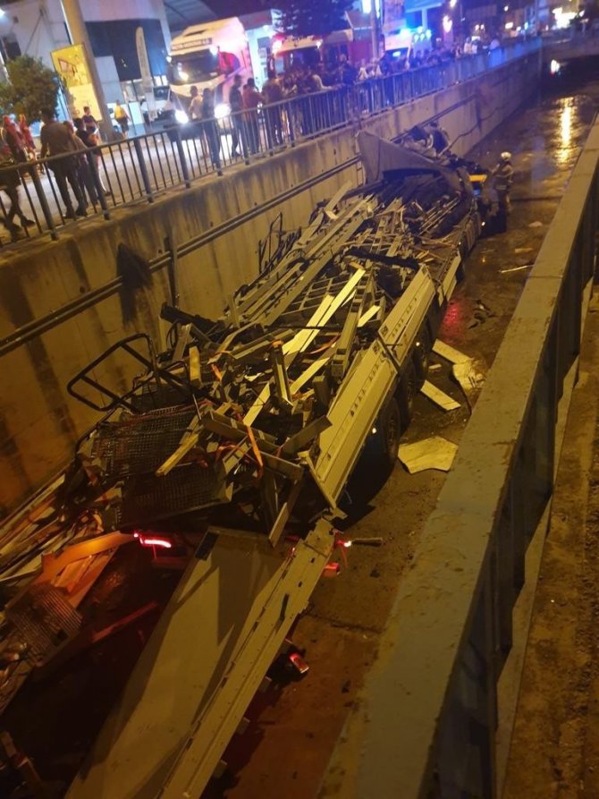 Tır kanala düştü, sürücü hayatını kaybetti