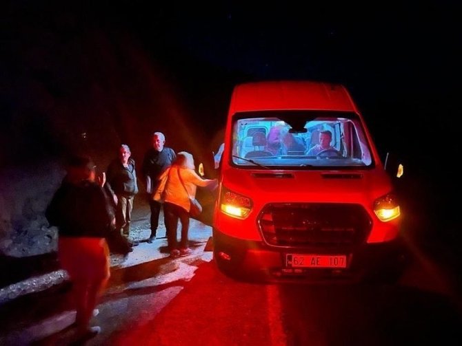 Tur otobüsü yolda kaldı, vatandaşların imdadına jandarma yetişti