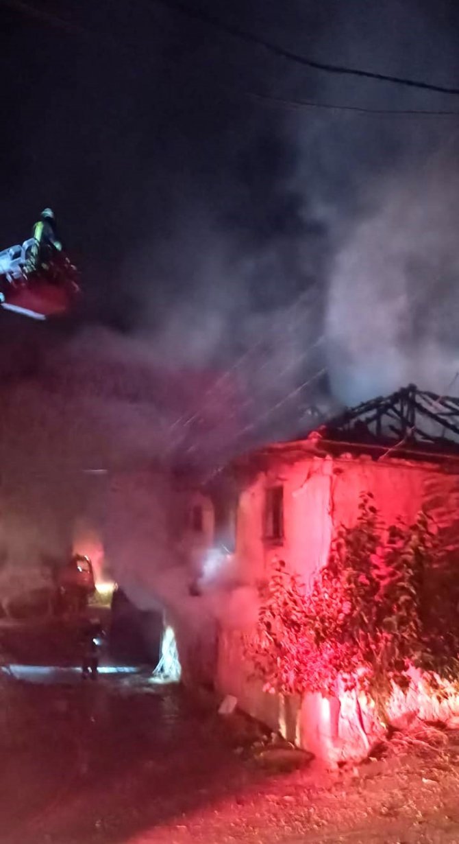 Yangında 2 katlı ahşap ev kullanılamaz hale geldi