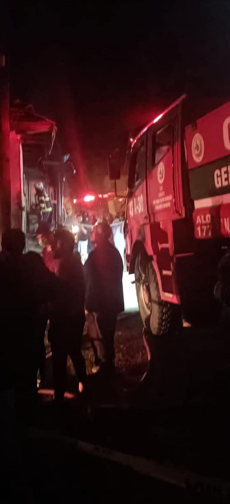 2 katlı ahşap ev yandı