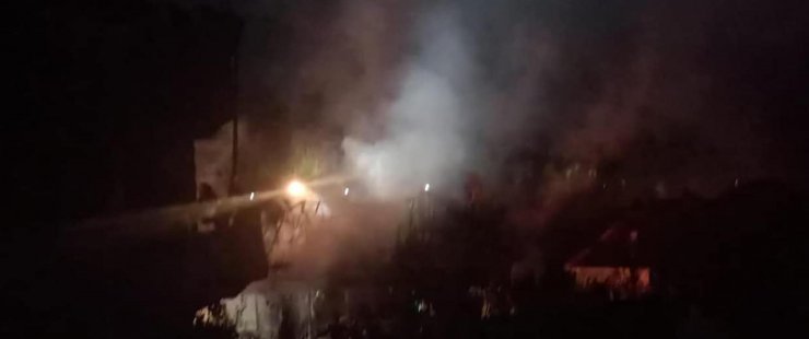 2 katlı ahşap ev yandı