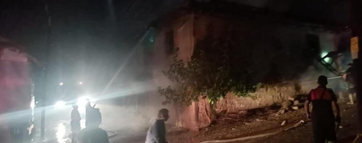 2 katlı ahşap ev yandı