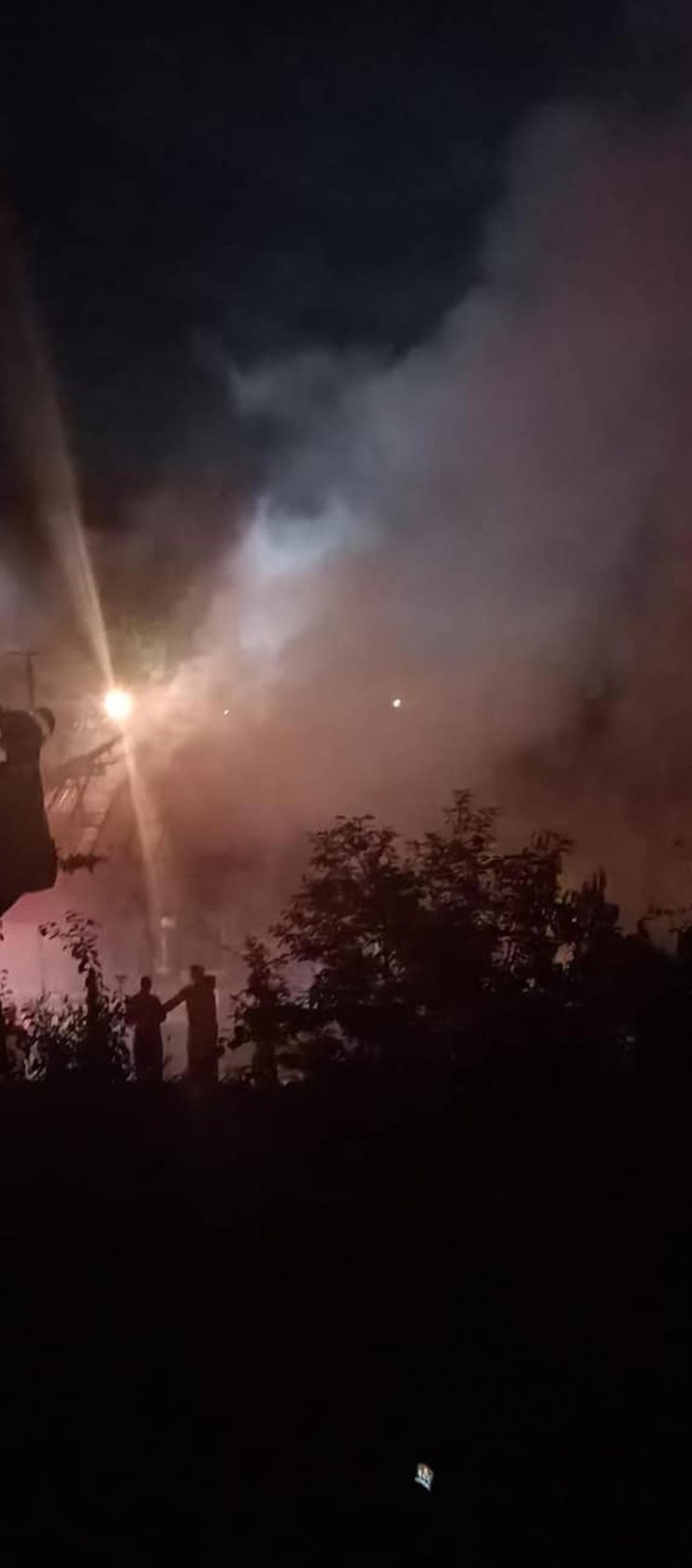 2 katlı ahşap ev yandı