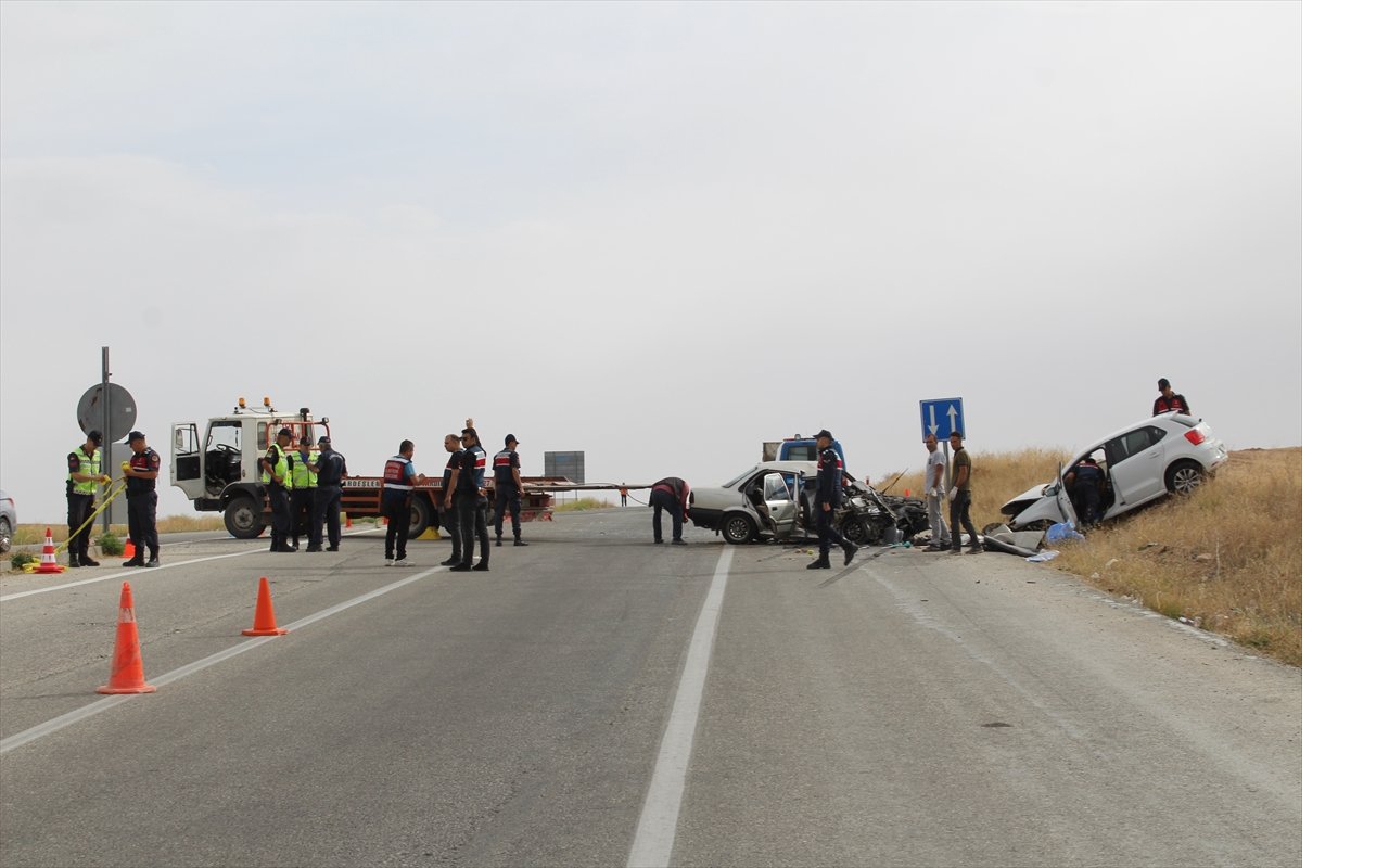 aa-20221002-29046701-29046696-konyada-iki-otomobilin-carpistigi-kazada-4-kisi-oldu-3-kisi-yaralandi.jpg
