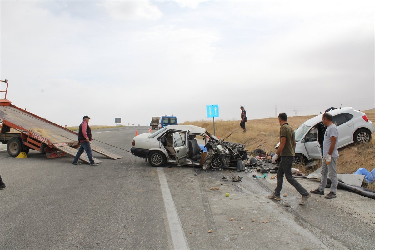 aa-20221002-29046701-29046697-konyada-iki-otomobilin-carpistigi-kazada-4-kisi-oldu-3-kisi-yaralandi.jpg