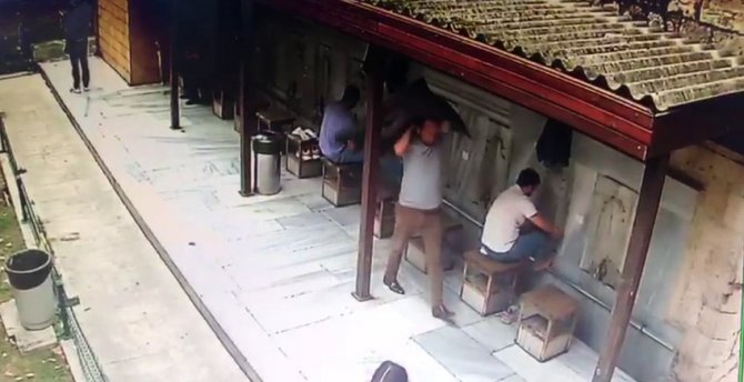 Abdest alacakmış gibi yaptı, askıdaki ceketten 10 bin dolar çaldı