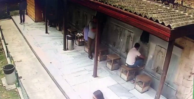 Abdest alacakmış gibi yaptı, askıdaki ceketten 10 bin dolar çaldı