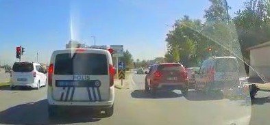 Araca çarpmamak için motosikletini devirdi