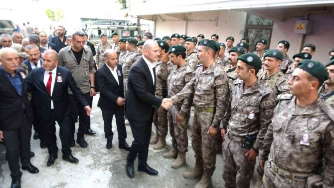 Bakan Soylu, şehit evinde gözyaşlarını tutamadı