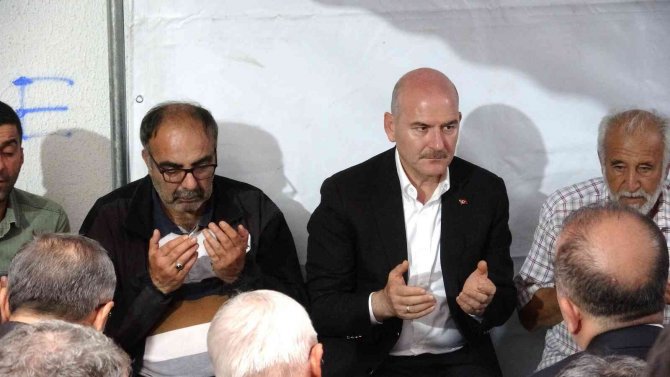 Bakan Soylu, şehit evinde gözyaşlarını tutamadı