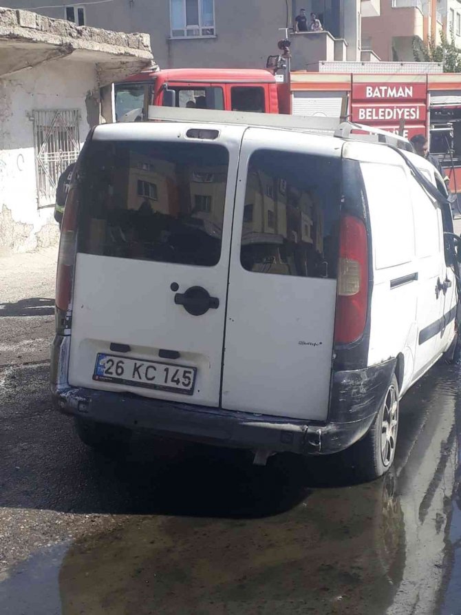 Batman’da bakkala giden sürücü döndüğünde aracını yanarken buldu