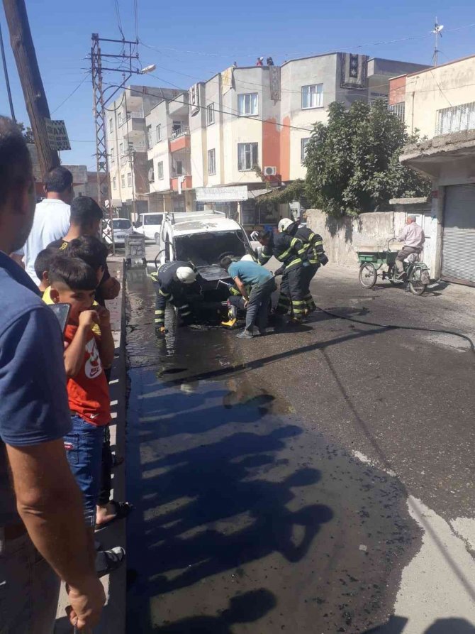 Batman’da bakkala giden sürücü döndüğünde aracını yanarken buldu