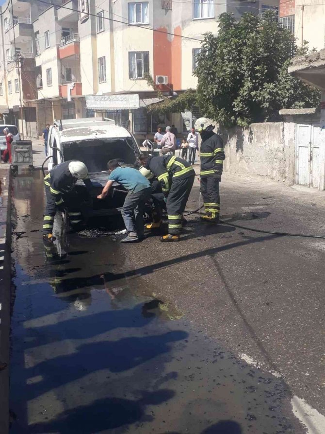 Batman’da bakkala giden sürücü döndüğünde aracını yanarken buldu