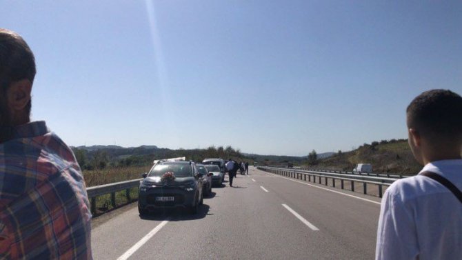 Düğün konvoyunda kaza: Otomobil şarampole uçtu