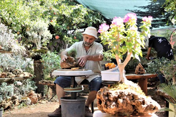 Ekmeğini herkesin basıp geçtiği taşları işleyerek kazanıyor