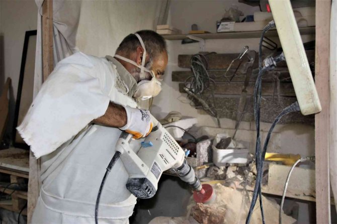 Ekmeğini herkesin basıp geçtiği taşları işleyerek kazanıyor