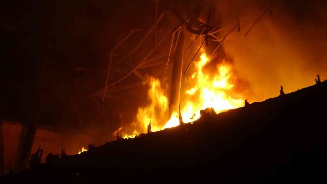 Et deposunda çıkan yangın 3 saatte söndürüldü