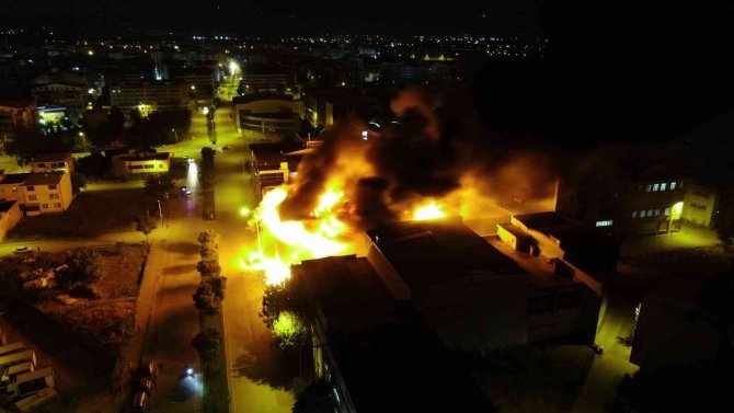 Et deposunda çıkan yangın 3 saatte söndürüldü