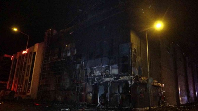 Et deposunda çıkan yangın 3 saatte söndürüldü