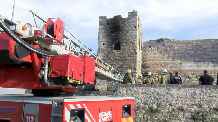 Fatih'te tarihi surlarda yangın