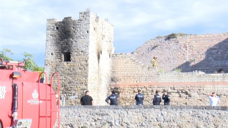 Fatih'te tarihi surlarda yangın