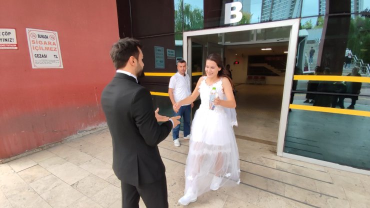 Gelinliği ile sınava girdi