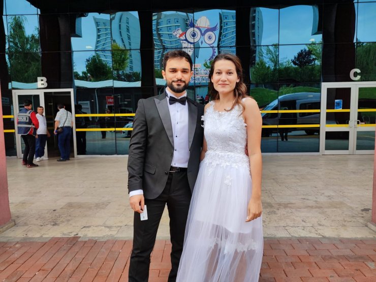 Gelinliği ile sınava girdi