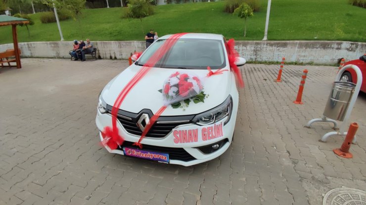 Gelinliği ile sınava girdi