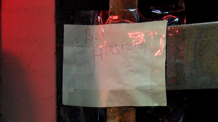 Hırsızlık şüphelisini dövüp zincirle direğe bağladılar, yanına da not bıraktılar