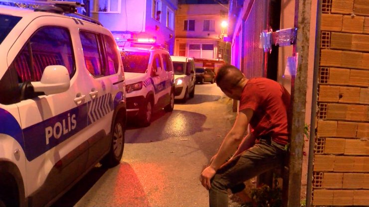 Hırsızlık şüphelisini dövüp zincirle direğe bağladılar, yanına da not bıraktılar