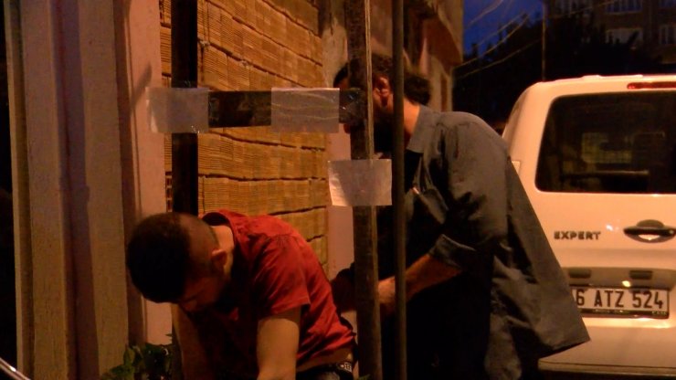 Hırsızlık şüphelisini dövüp zincirle direğe bağladılar, yanına da not bıraktılar