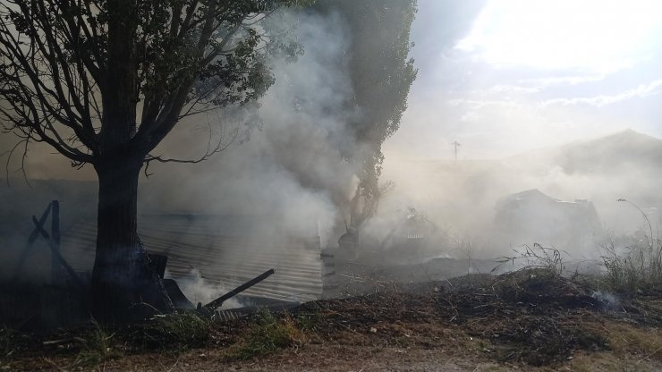 İki depo yangında kullanılamaz hale geldi