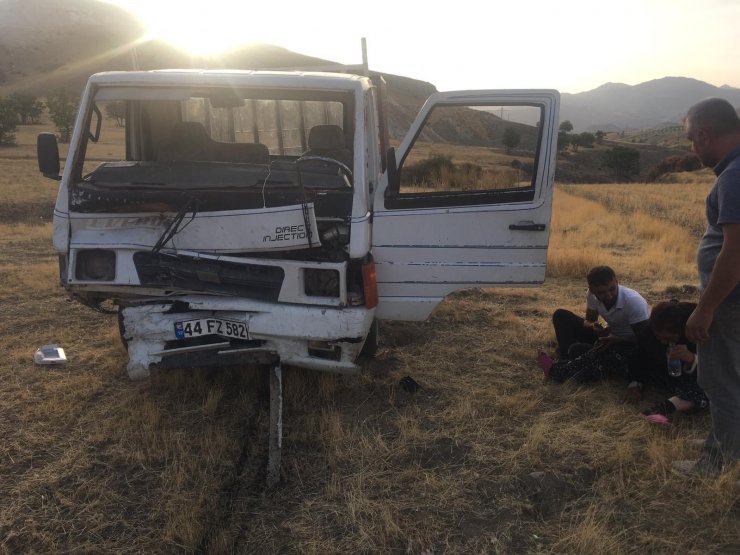 Kamyonet ile otomobil çarpıştı: 1 ölü, 4 yaralı