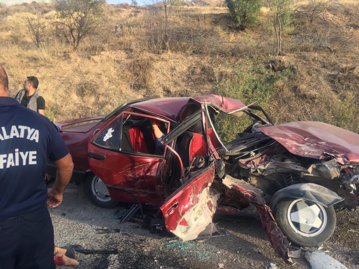 Kamyonet ile otomobil çarpıştı: 1 ölü, 4 yaralı