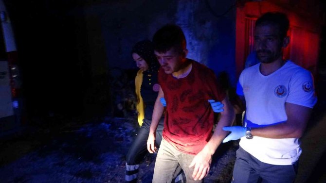 Mahalleli yakaladığı hırsızı dövdü