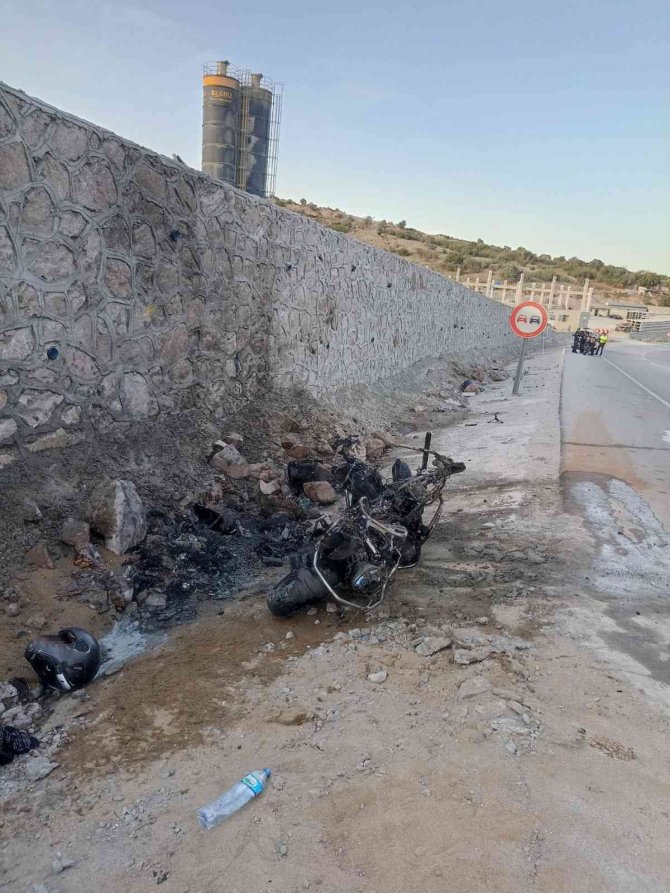 Motosiklet duvara çarparak alev aldı : 1 ölü