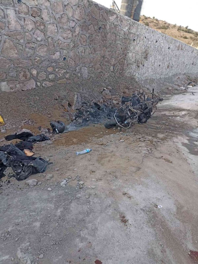 Motosiklet duvara çarparak alev aldı : 1 ölü