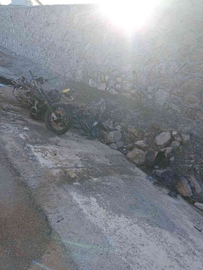 Motosiklet duvara çarparak alev aldı : 1 ölü
