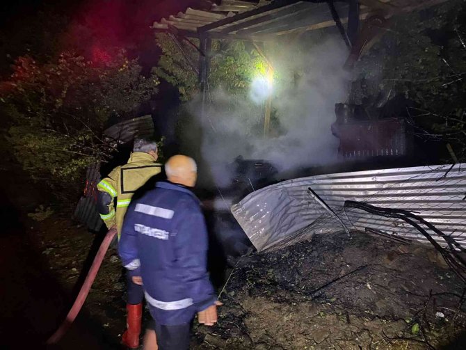 Odunluk alevlere teslim oldu