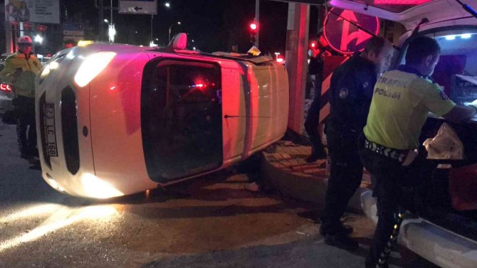 Otomobil ile hafif ticari araç çarpıştı: 3 yaralı