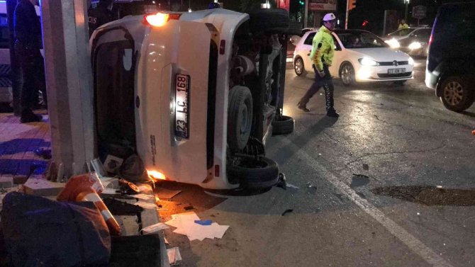 Otomobil ile hafif ticari araç çarpıştı: 3 yaralı