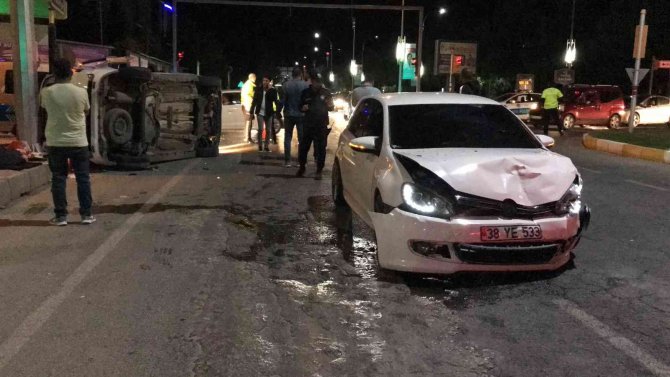 Otomobil ile hafif ticari araç çarpıştı: 3 yaralı