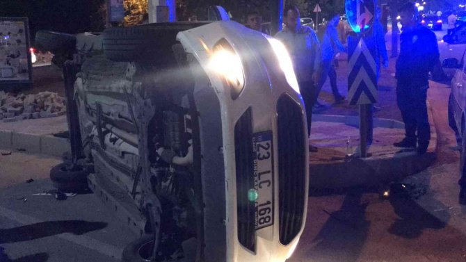 Otomobil ile hafif ticari araç çarpıştı: 3 yaralı