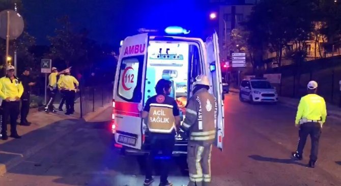 Otomobil refüje çarpıp köprüden aşağıya düştü